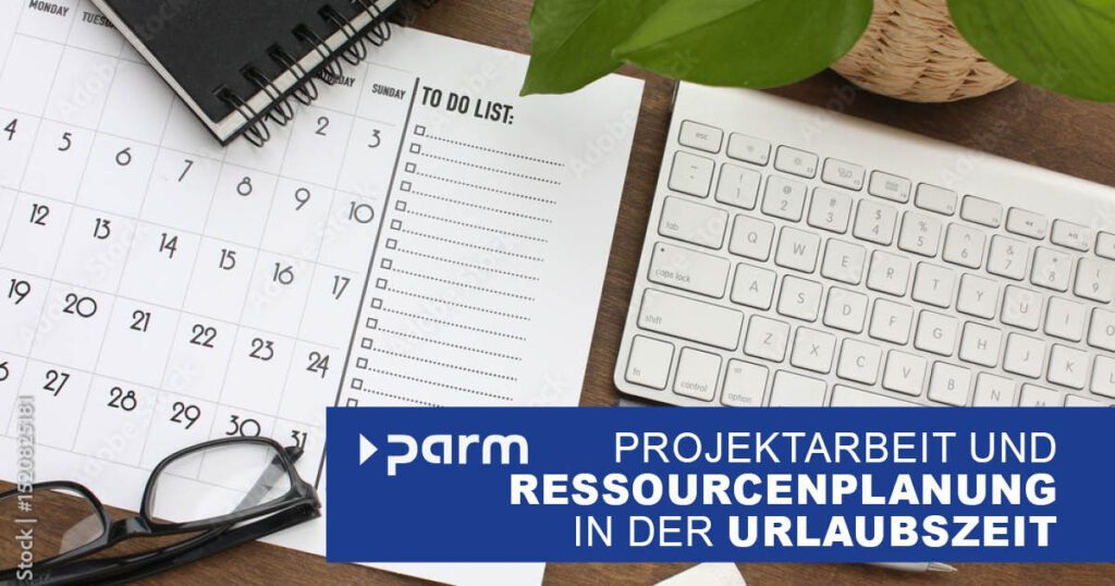Arbeitsplatz mit Tastatur, Kalender und Sonnenbrille. Der Mitarbeitende ist bereit für den Urlaub
