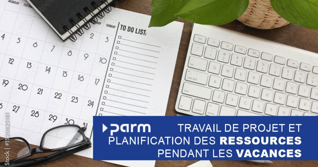 Post_Resources_Vacation Poste de travail avec clavier, agenda et lunettes de soleil. Le collaborateur est prêt pour les vacances